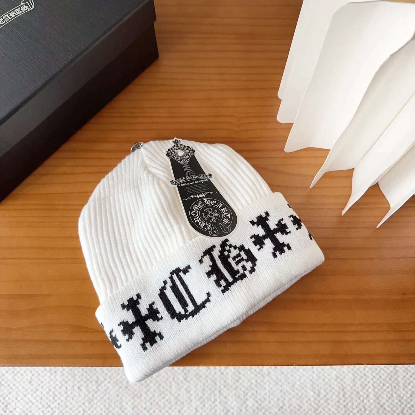 💰46 Crow Heart Autumn and Winter Wool Knitted Beanie This must be a favorite of minimalism. It is clean, neat, fashionable and versatile, and will definitely not be picky about your face shape! A fashionable classic that lasts forever! Fashionable black and white can be purchased together!